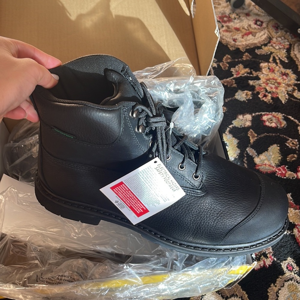 Brand new in box men’s safety shoes